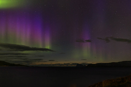戏剧性的极光，北极光在欧洲北部的群山上，挪威的洛弗顿群岛