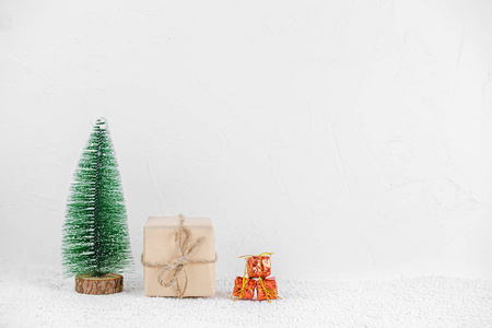 圣诞树下的小礼盒