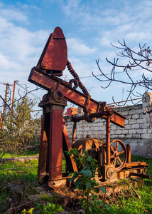 陈旧的废弃生锈的石油钻塔