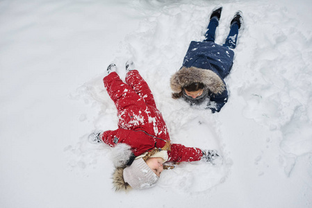 一个可爱的孩子在圣诞树旁的雪地里玩耍