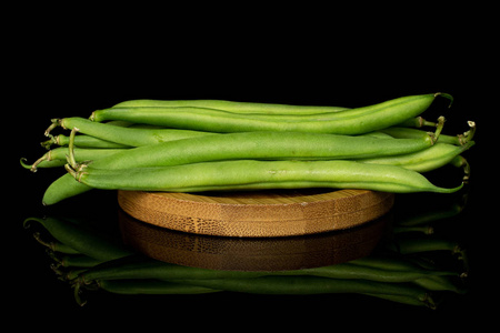 法国庸俗的黑玻璃上隔离的鲜豆角照片