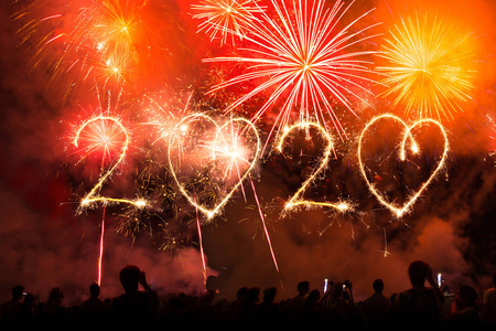 用闪闪发光的烟花写的2020年2018新年快乐的烟花爆竹与黑暗的背景