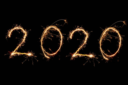 2020年用黑色背景的闪亮烟花书写，新年快乐