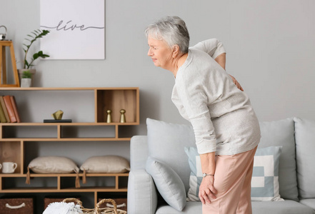 家中腰痛的老年妇女老人性格有脊椎痛和问题.