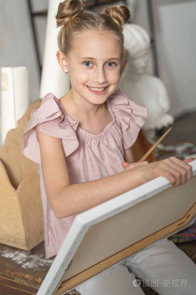 漂亮的白人小孩手里拿着帆布照片-正版商用图片26u1rw-摄图新视界