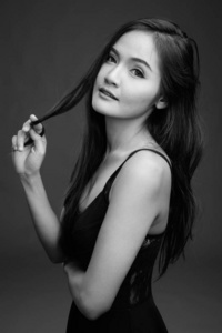 灰色背景下年轻美丽的亚洲女人