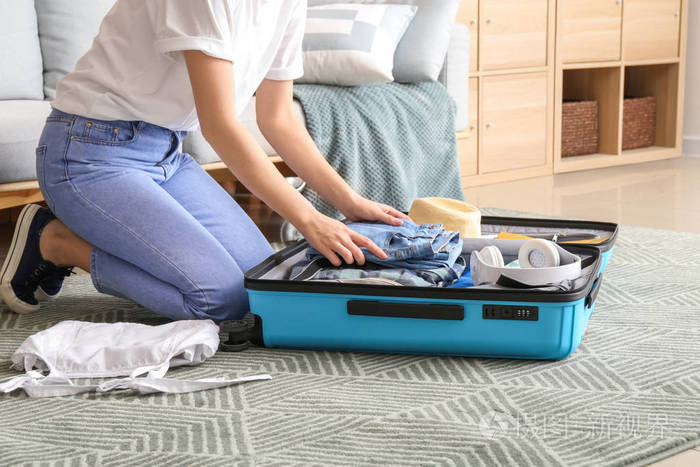 年轻女子在家收拾行李