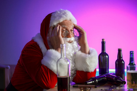 酒吧里的圣诞老人喝醉了图片