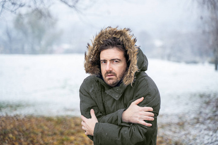 在寒冷的冬天人们咳嗽受苦照片