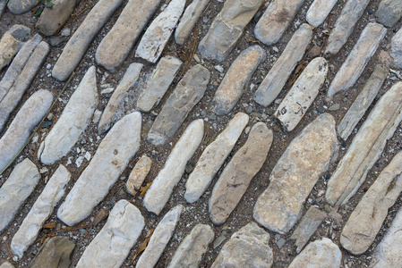 地上五颜六色的石头。不同的形状和尺寸