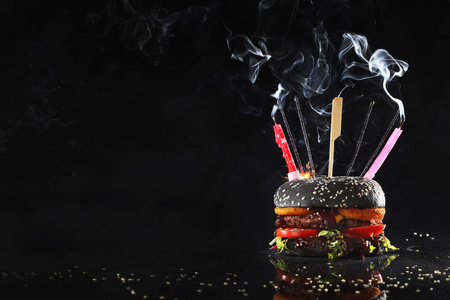 一种三明治或汉堡包,上面有熄灭的蜡烛和火花.