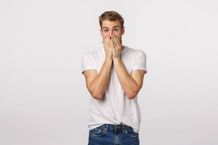 眼睛白底惊呆了,说不出话来,惊呆了英俊的金发男要从兴奋中尖叫,瞪大