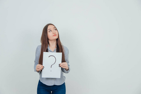 拿着字典询问图片