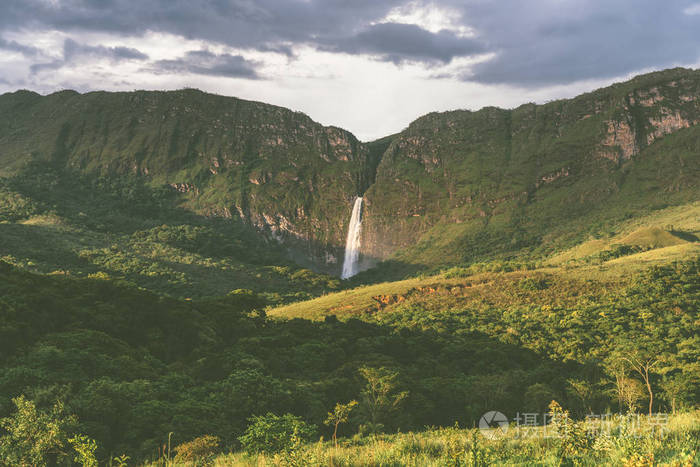 在巴西米纳斯吉拉斯的塞拉达卡纳斯特拉国家公园，一个令人惊叹的热带森林中的浓密瀑布，还有一个大峡谷