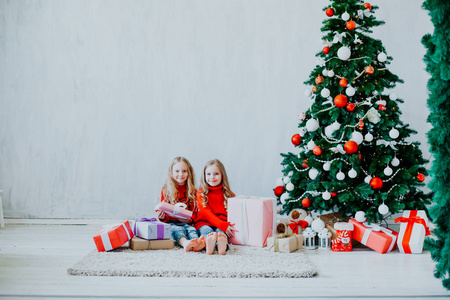 两个金发碧眼的小女孩在圣诞礼物新年假期