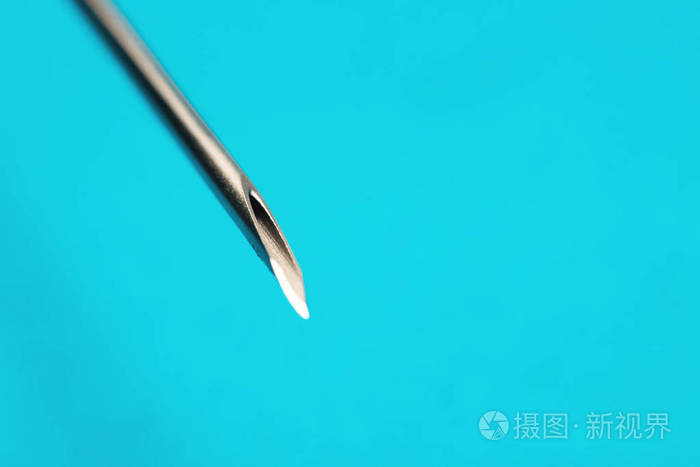 蓝色背景一次性注射器针头