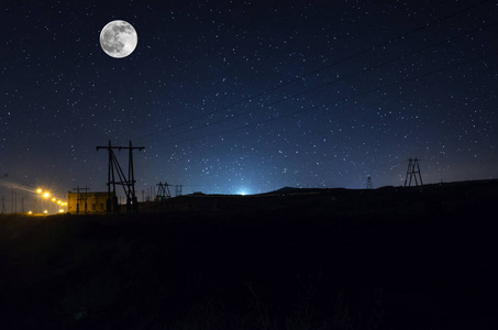 夜晚有云彩和星星的老式乡村别墅。寒冷的秋夜