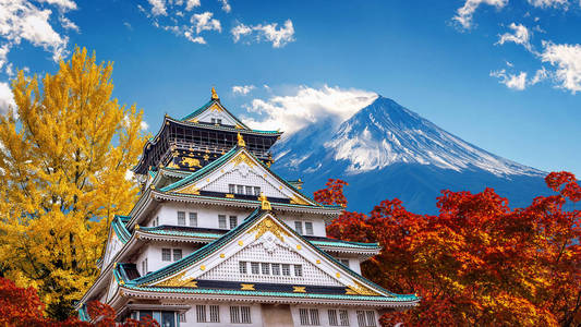 秋天是日本富士山和城堡的季节。