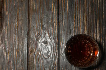 一杯威士忌在木质背景上，为文字留出空间