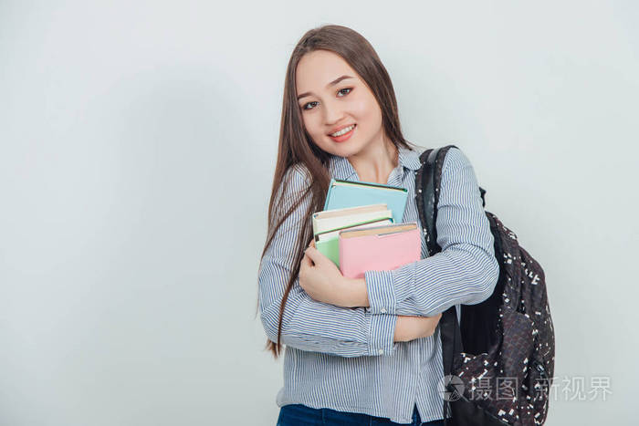 快乐随意的亚洲女生背着书包站在胸前面带微笑