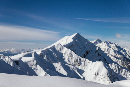 雪山蓝天冬季滑雪场图片