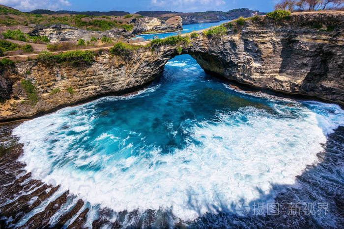 印度尼西亚巴厘岛努萨半岛的破碎海滩