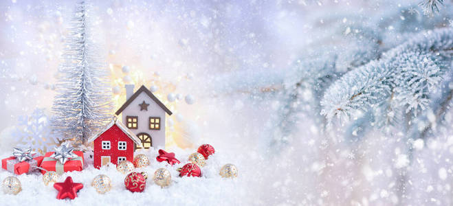 装饰小屋礼物和节日背景的圣诞构图