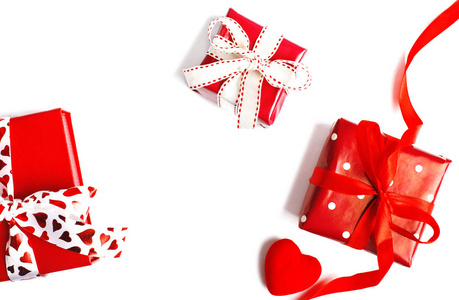 白色背景上隔离的红色礼品盒。情人节