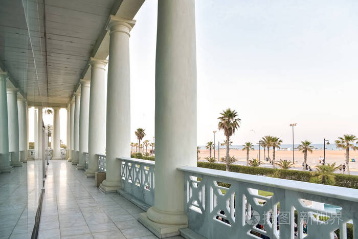 外廊可俯瞰一座古典建筑的大海