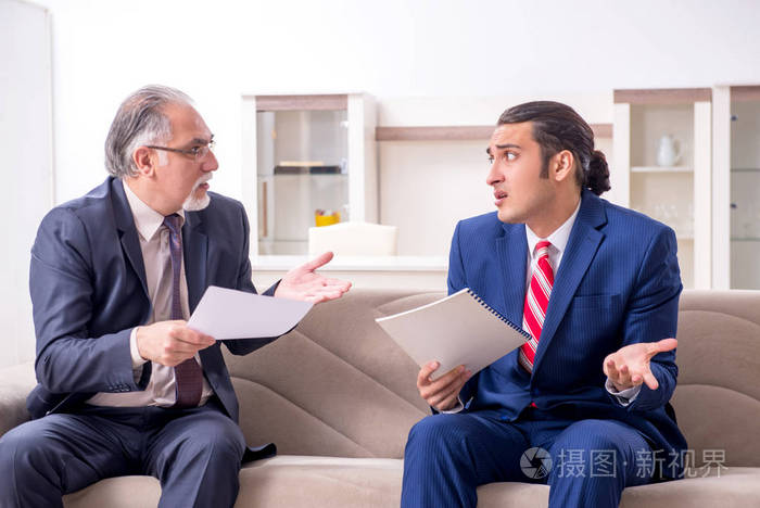 两个商人在办公室讨论生意