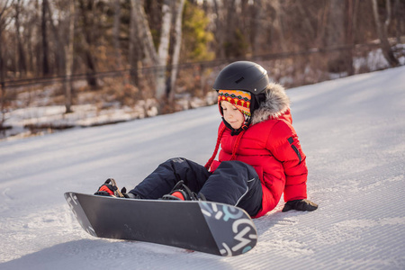 可爱的小男孩滑雪板。冬季儿童活动。儿童冬季运动。生活方式