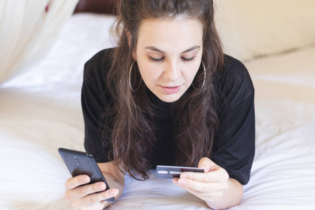 女人用信用卡在网上购物