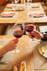 桌子 浪漫的 放松 享受 欢呼 葡萄酒 饮料 午餐 晚餐