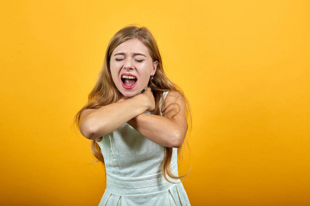 双手掐脖子迷人的金发年轻女子双手捂住脖子,窒息而死照片