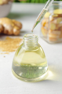把姜精油滴在桌上的瓶子里照片