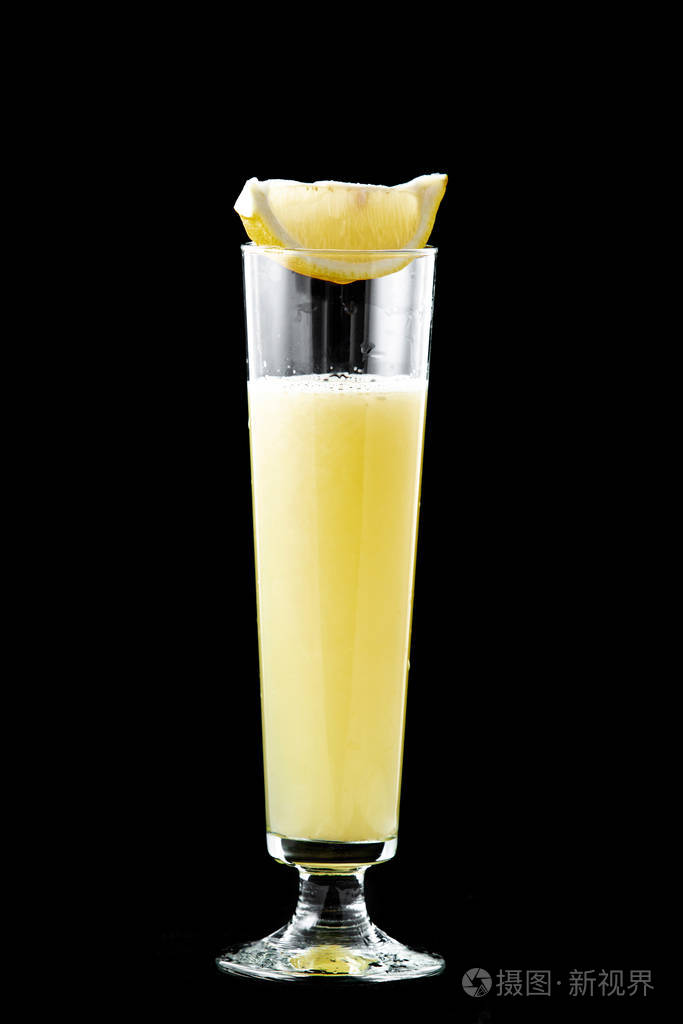 鲜榨柠檬汁在玻璃杯里