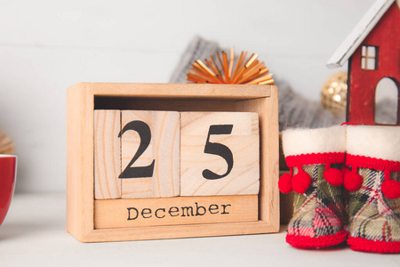 圣诞装饰和日历摆在桌上