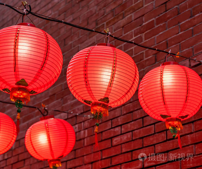 照片 美丽的圆形红灯笼挂在古老的传统街道上,中国农历新年的概念