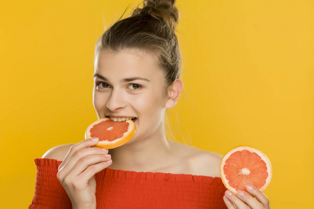 美女 饮食 葡萄柚 肖像 漂亮的 柑橘 女孩 青少年 微笑