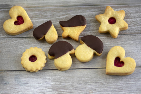 圣诞林泽甜点和曲奇饼干,由脆饼制成,各种形状的果酱填充,用巧克力