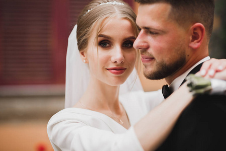 浪漫的婚礼时刻,一对新人微笑着画像,新郎新娘拥抱在一起照片