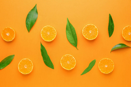 彩色橘子彩色背景上的一块块甜橘子照片