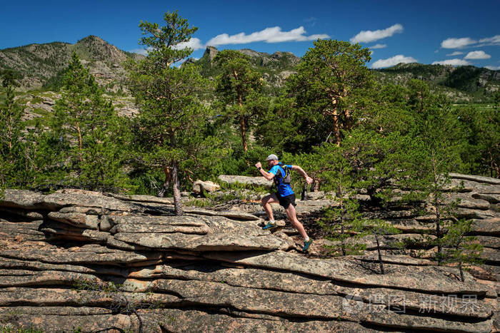 跑步者攀岩运动员在山上的岩石上跑步户外越野跑