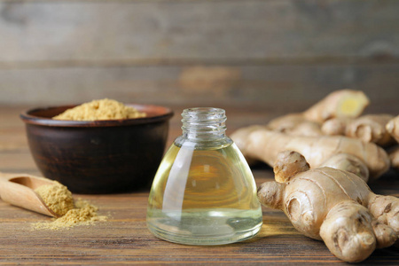 生姜植物手绘生姜植物手绘生姜植物木桌上的姜精油瓶生姜花精油姜油瓶