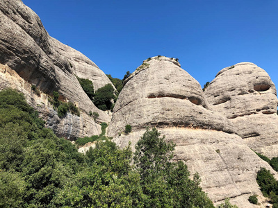 徒步旅行 小山 欧洲 旅游业 美丽的 旅行 森林 天空 岩石