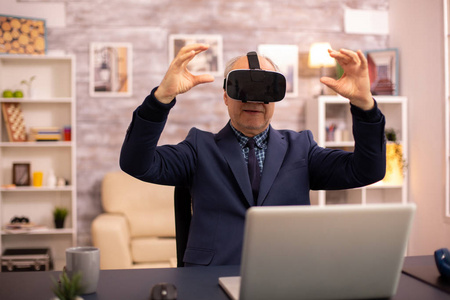 老年人首次体验新的虚拟现实技术