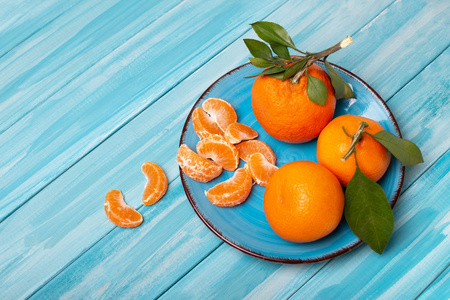 橘子在蓝色背景上的构图。