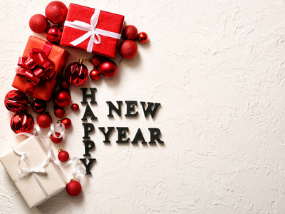 文字新年快乐，白色背景装饰和礼物