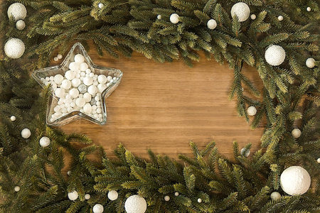 木制背景上有雪花的圣诞星星。带礼物的冬季背景