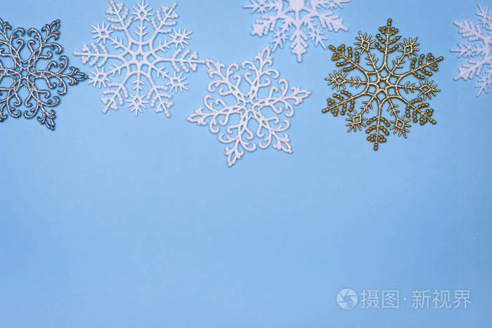 圣诞装饰背景蓝色背景上的雪花